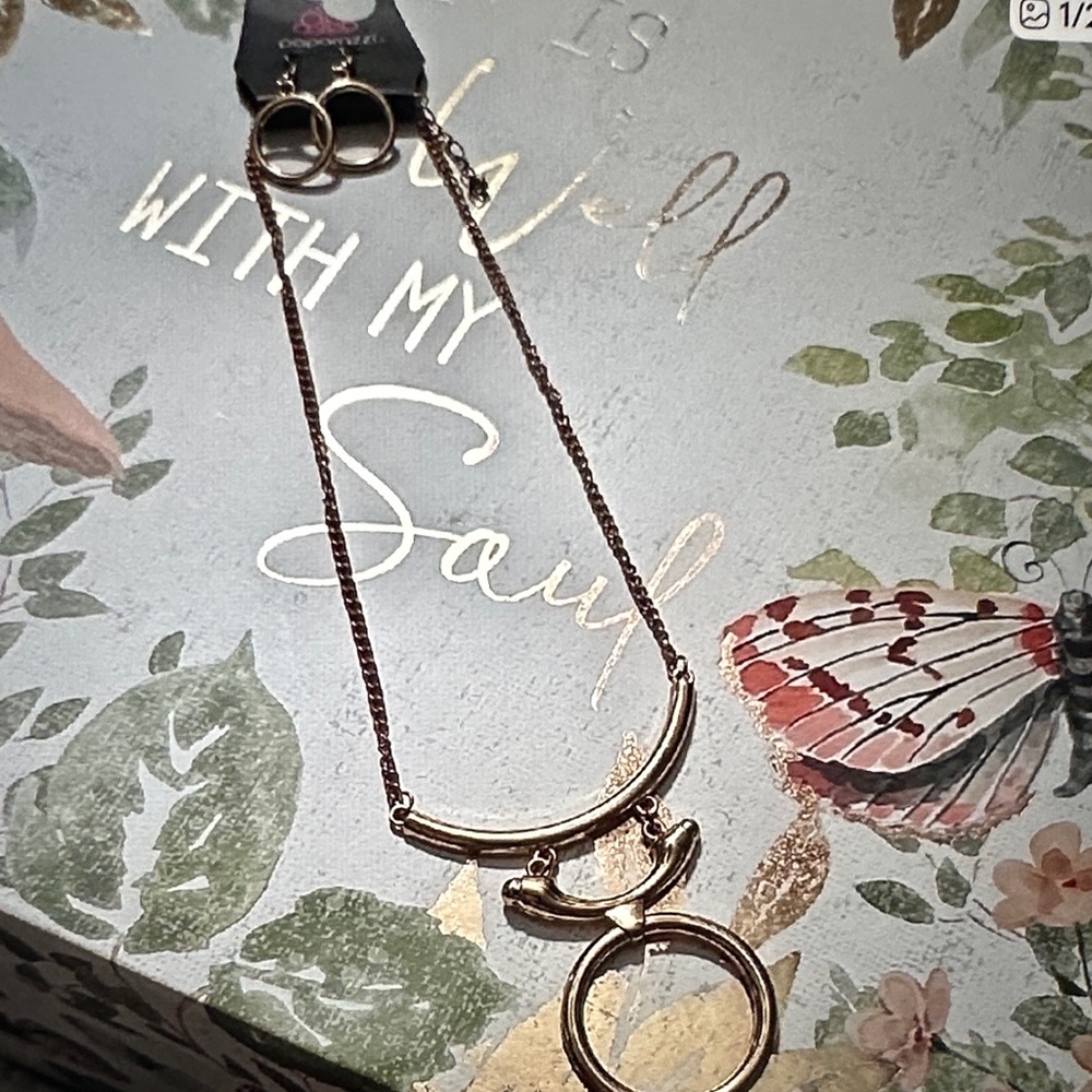 ❣️5|$25❣️Paparazzi Gold Key Necklace & earrings set.  🆕
